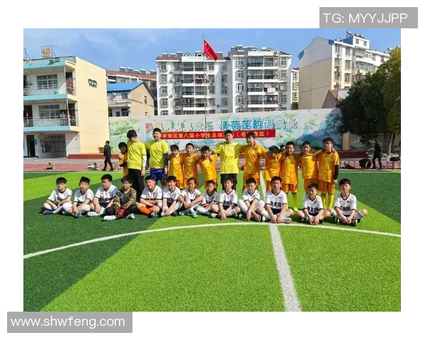 黄衣服的足球明星如何在绿茵场上展现独特风采与魅力